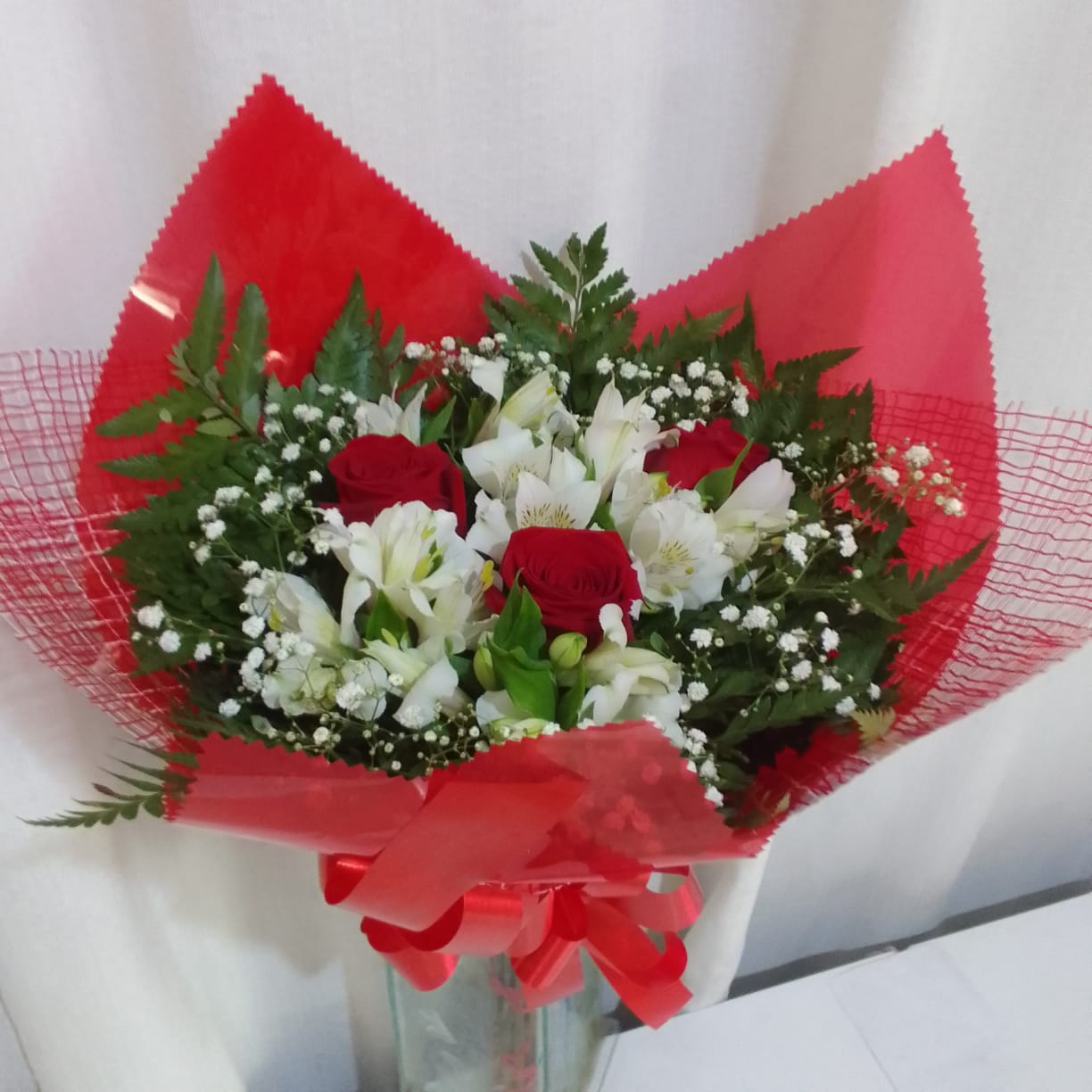 Bouquet Misto Rosas Nacionais e Astromelias / Brancas