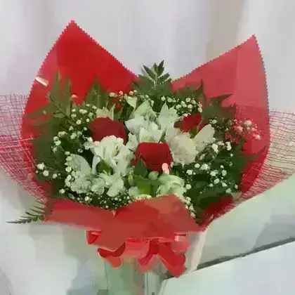 Bouquet Misto Rosas Nacionais e Astromelias / Brancas