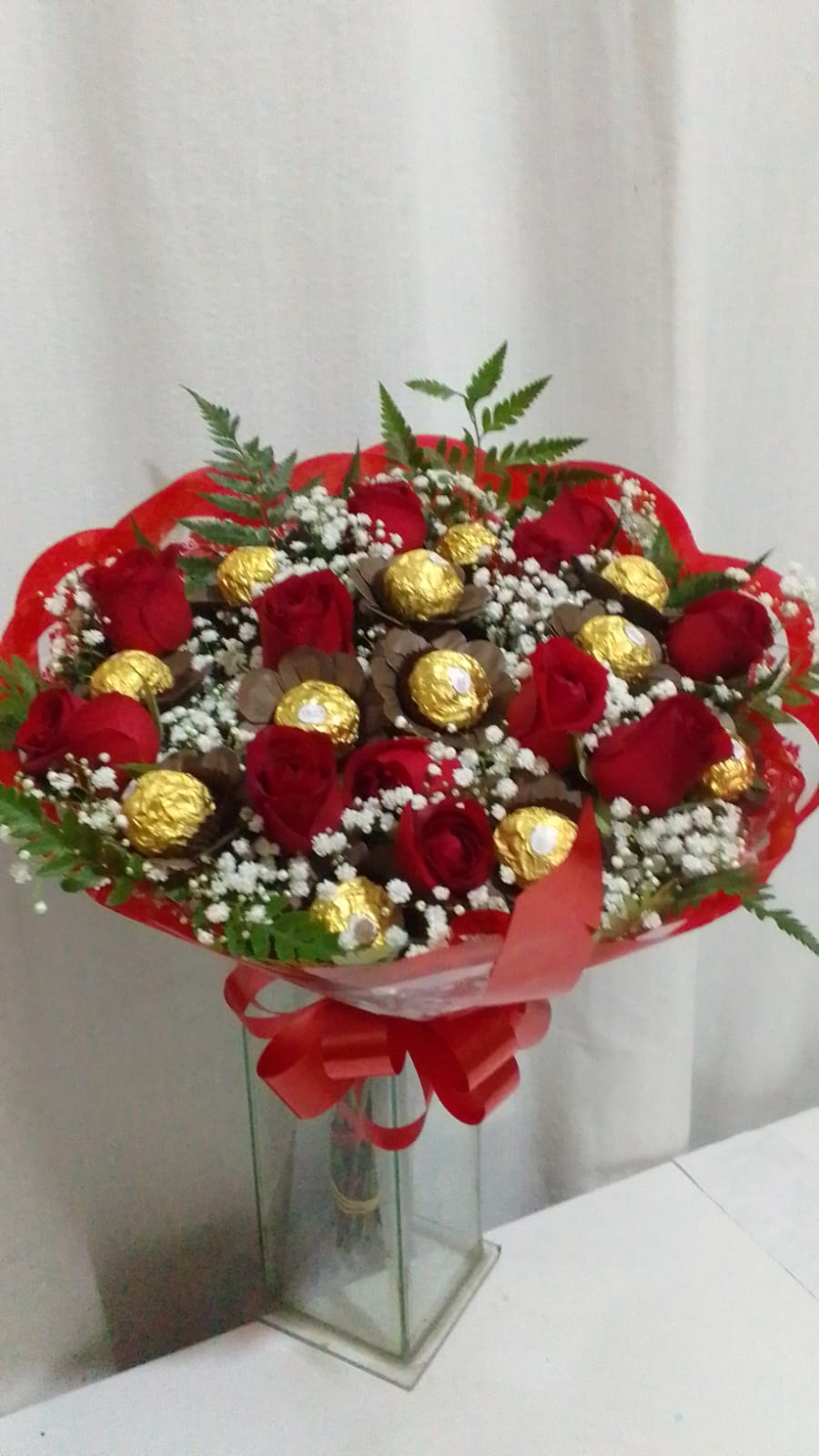 Bouquet Misto Rosas Nacionais e Bombons Ferrero Rocher / Vermelhas / 12 Unidades