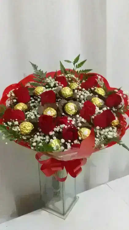 Bouquet Misto Rosas Nacionais e Bombons Ferrero Rocher / Vermelhas / 12 Unidades