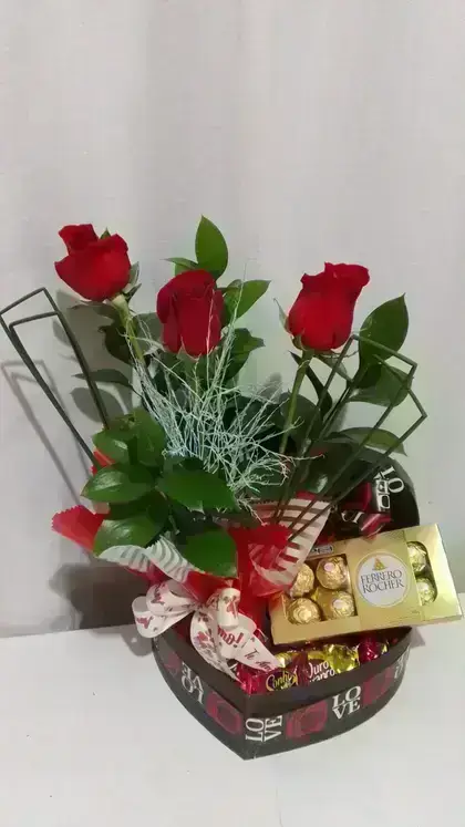 Arranjo com Kit Arranjo com Rosas e Bombons / Vermelhas / 03 Unidades