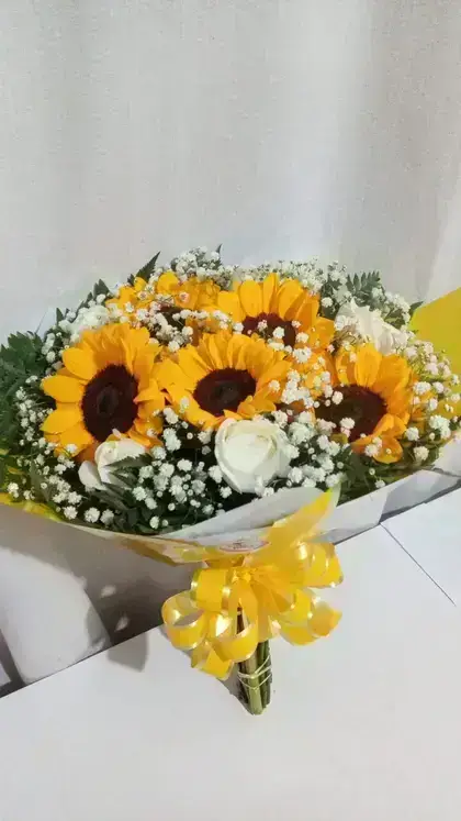 Buquê com Rosas e Girassóis
