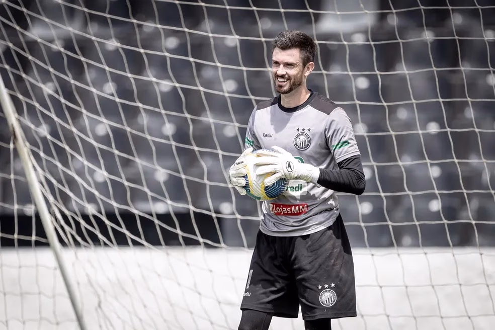 Operário empresta 2 jogadores da base para ficar com o goleiro Elias