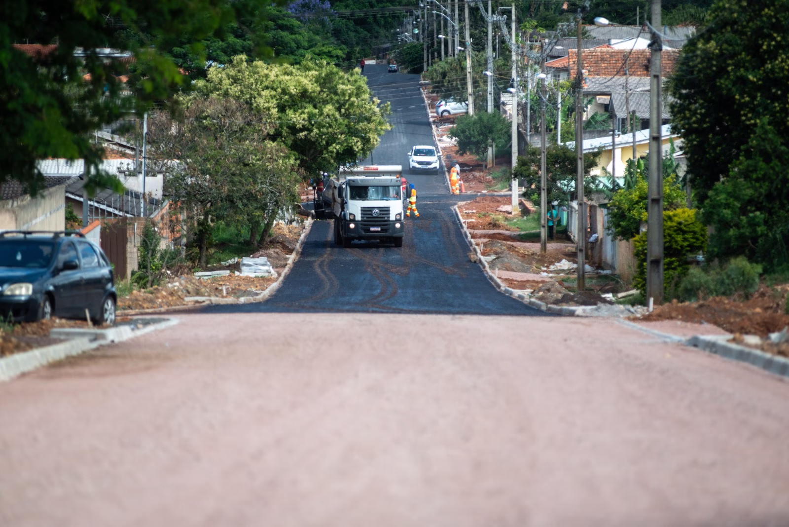 Vila Borato avança em pavimentação e 23 ruas recebem obras de asfalto