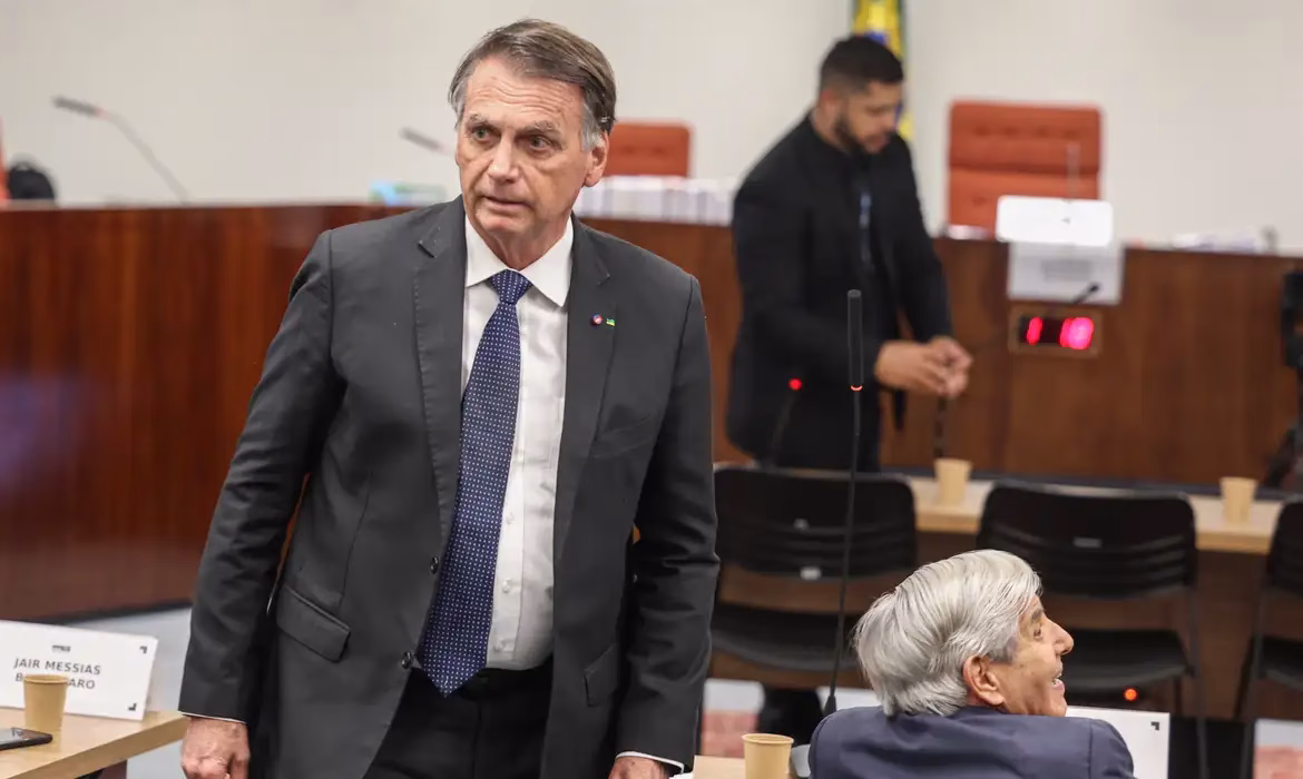 Justiça projeta que Bolsonaro concluirá pena por trama golpista em 2052