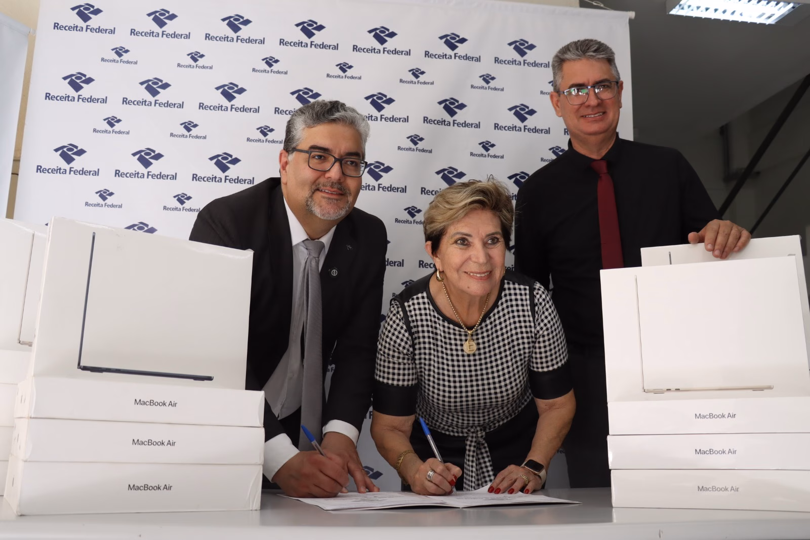 Câmara Jovem: Receita Federal doa 19 notebooks para estudantes do projeto