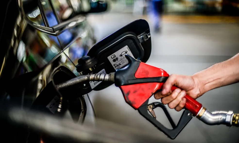 Aumento do ICMS eleva preços da gasolina e do diesel em 2026