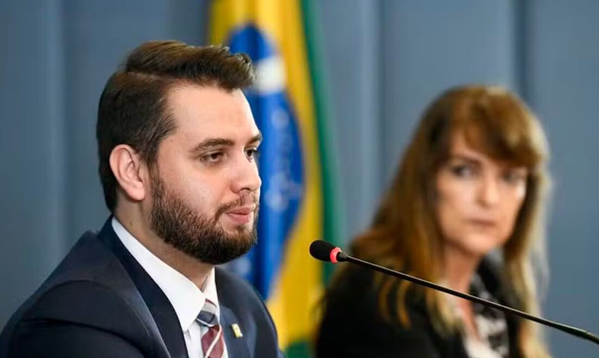 Polícia Federal prende Filipe Martins, ex-assessor de Bolsonaro, por uso de redes sociais