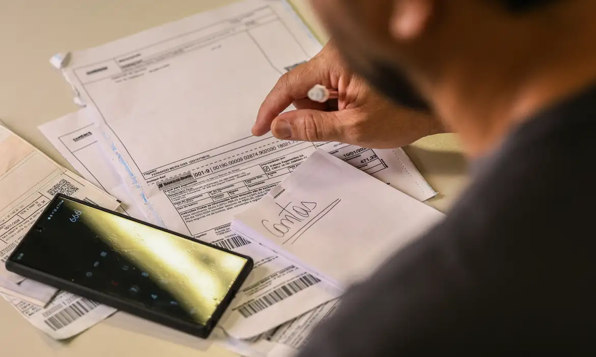 Salário mínimo sobe para R$ 1.621 em 2026: veja o que dá para comprar com R$ 103 a mais