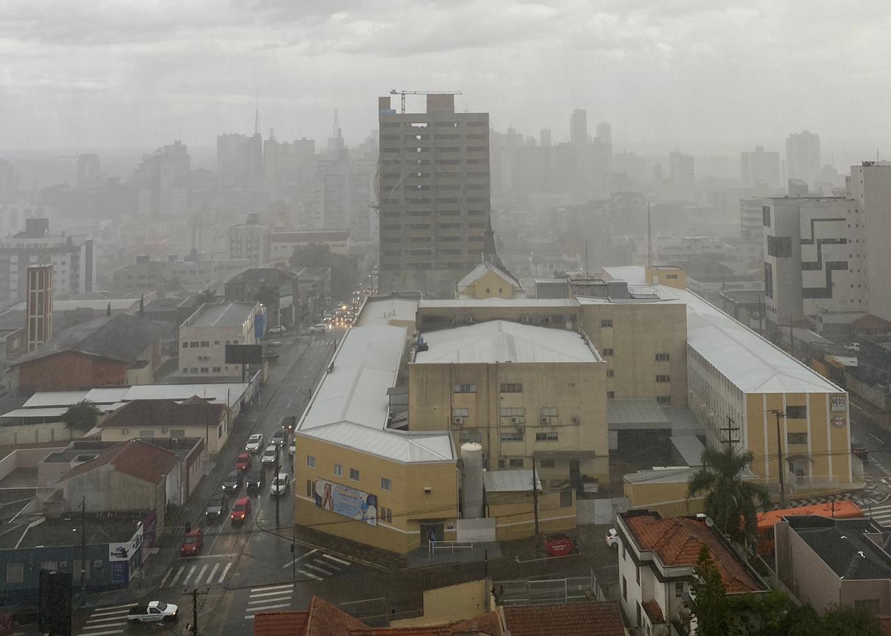 Chuva forte derruba andaime no Centro de Ponta Grossa e deixa bairros sem luz