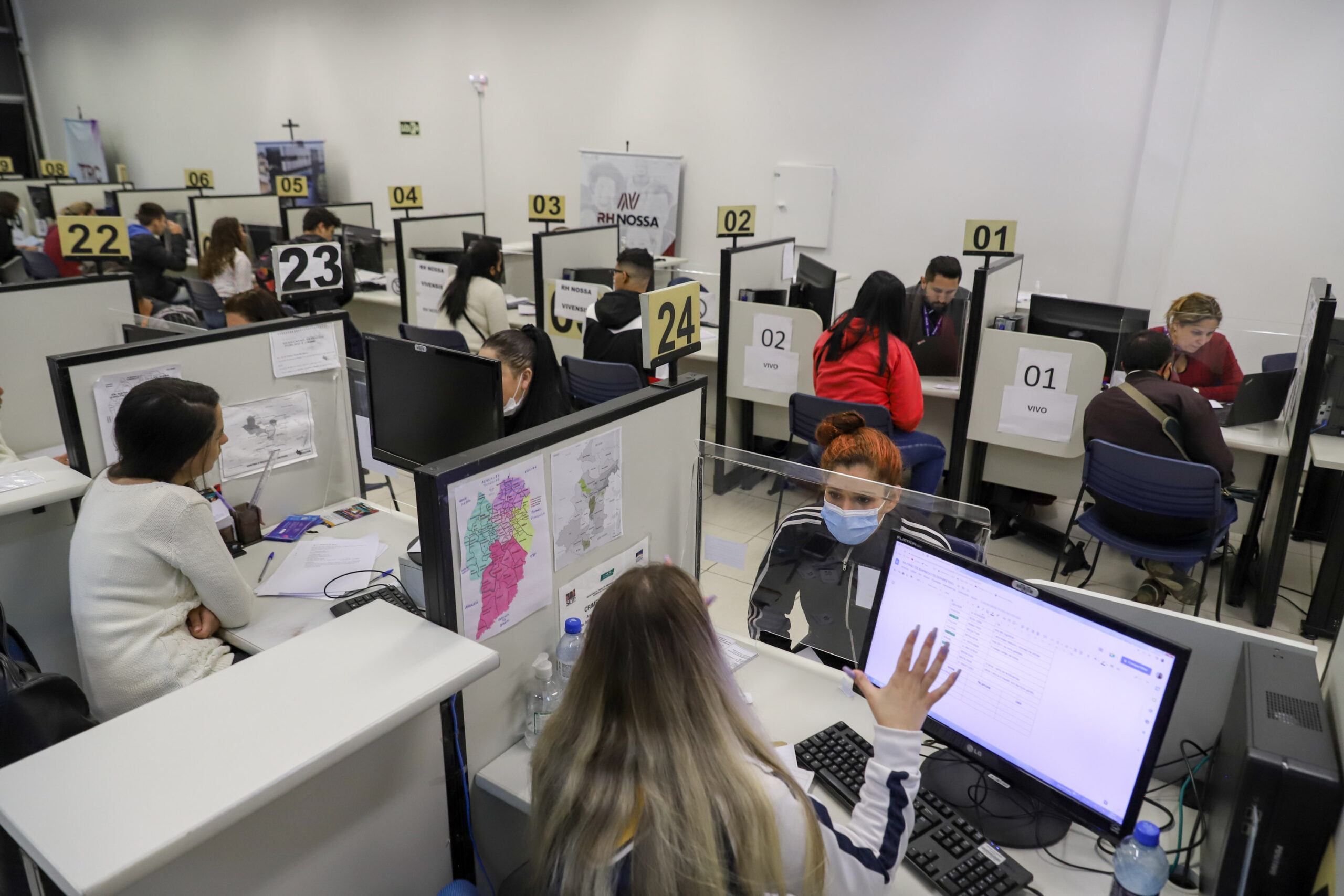 Ponta Grossa inicia a semana com mais de 300 vagas de emprego com carteira assinada