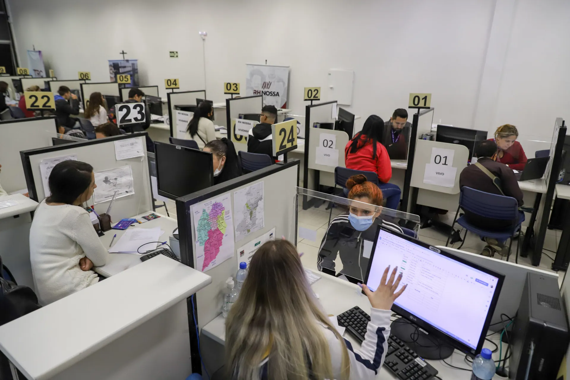 Ponta Grossa inicia a semana com mais de 300 vagas de emprego com carteira assinada