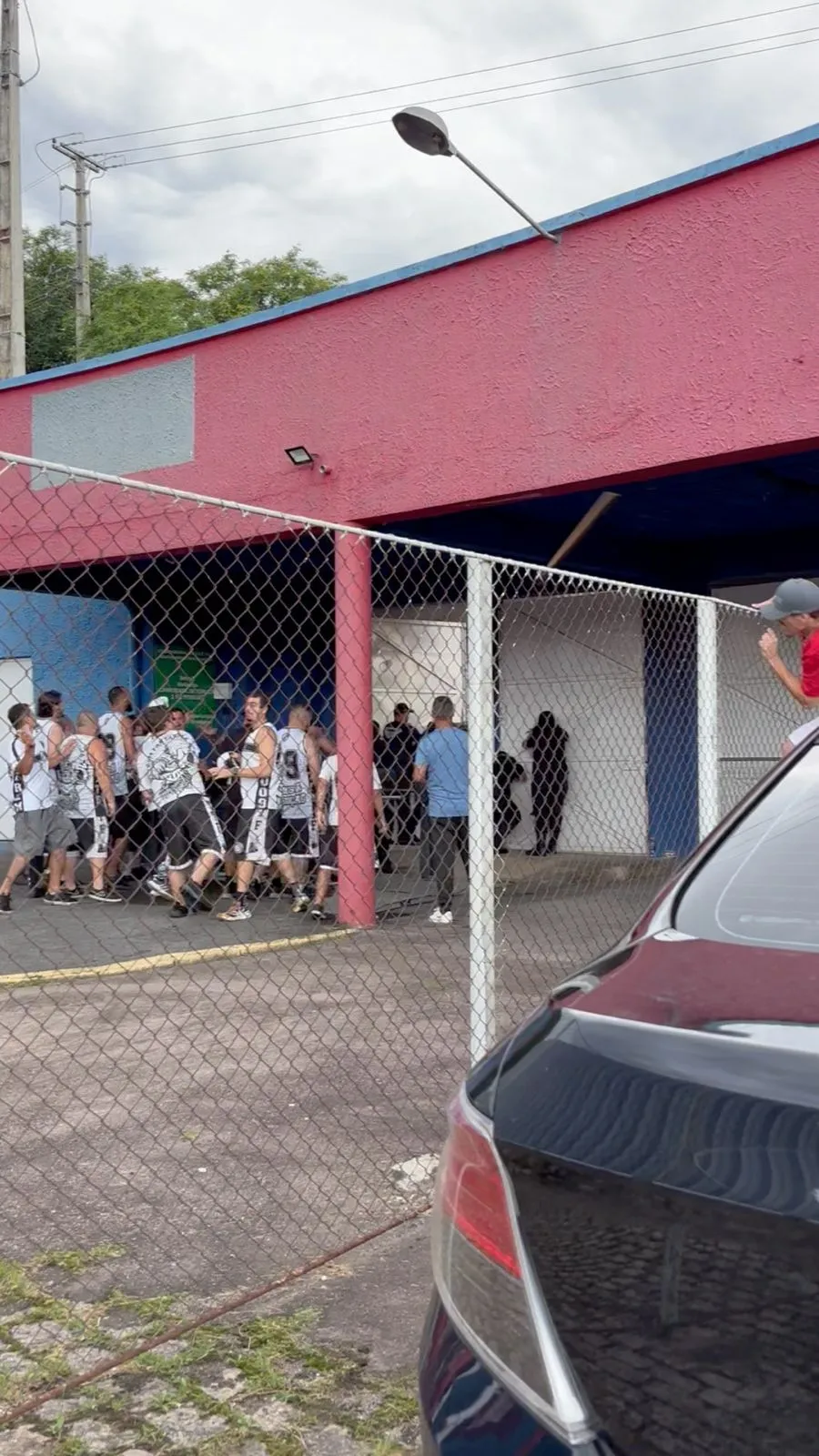 Confusão antes de Operário x Independente tem agressões e intervenção policial na Vila Capanema