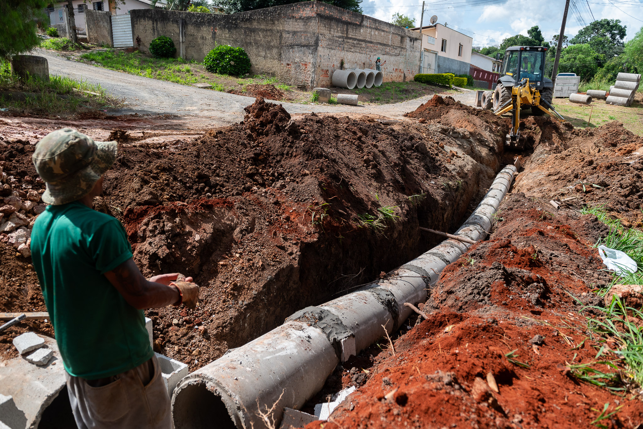 Obras de asfalto avançam na Vila Guaíra com investimento de R$ 1,4 milhão