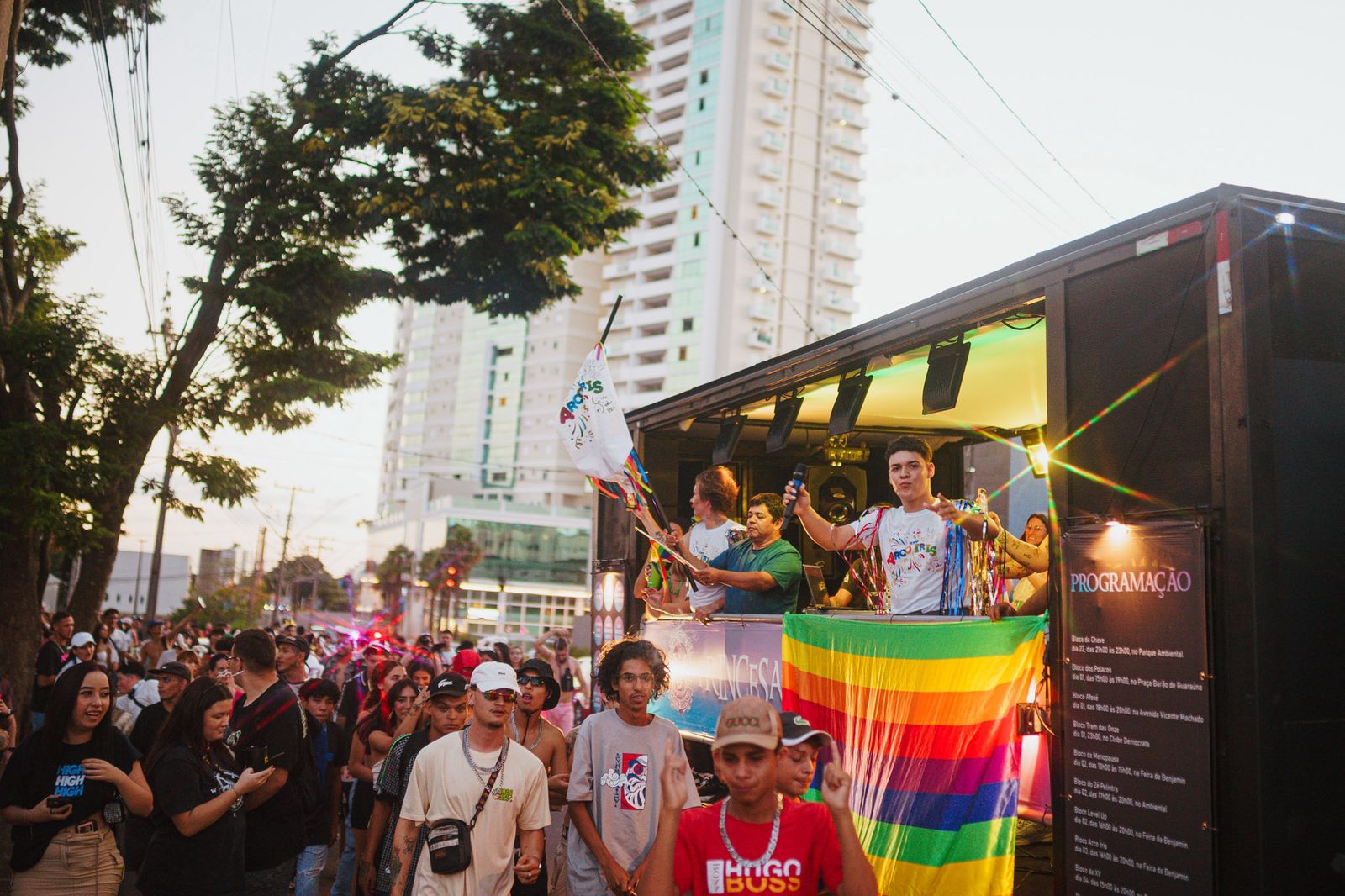 Bloco Arco-Íris cresce e fortalece Carnaval LGBTQIAPN+ nos Campos Gerais; veja a programação