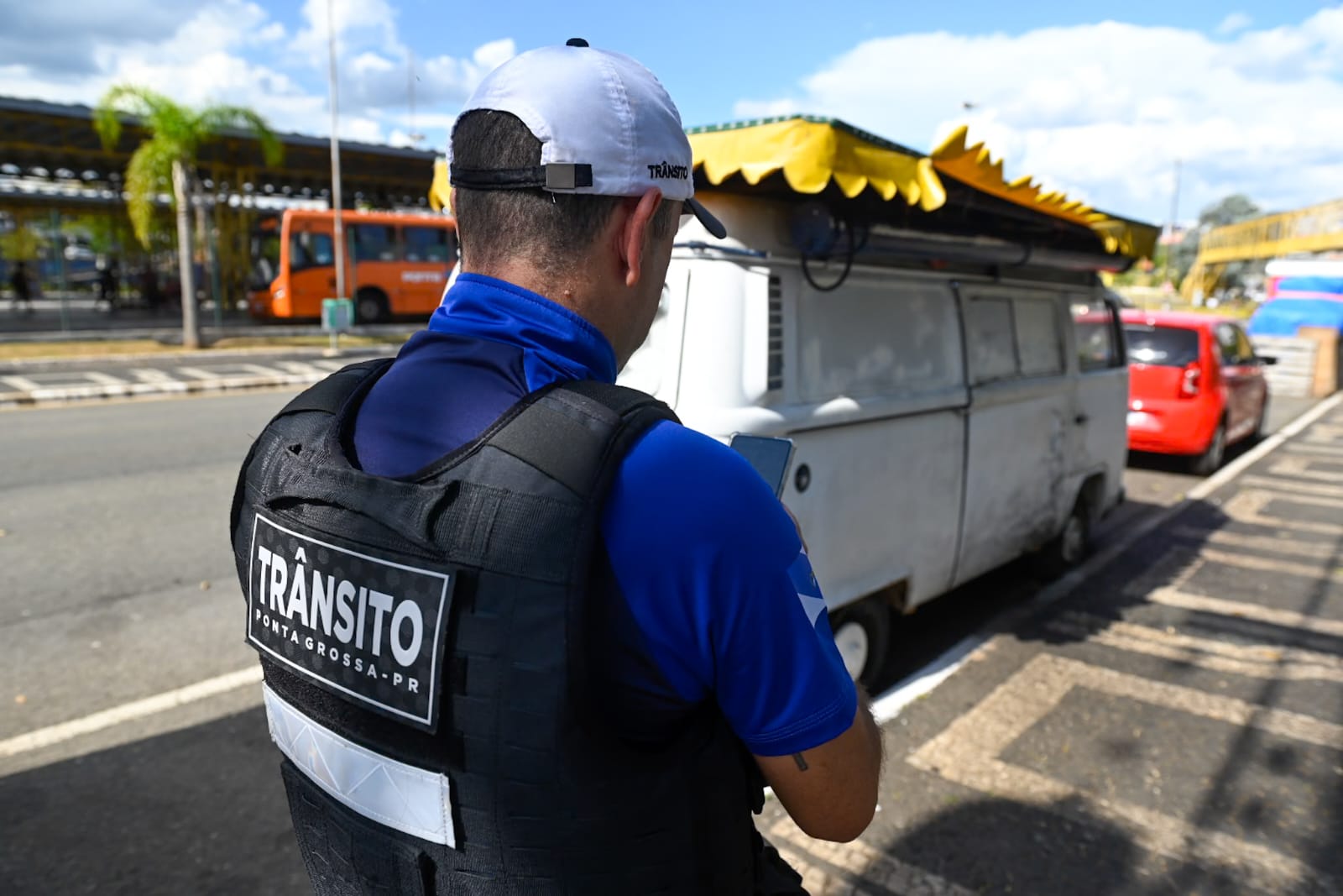 Kombi com R$ 125 mil em débitos é apreendida em fiscalização no Parque Ambiental