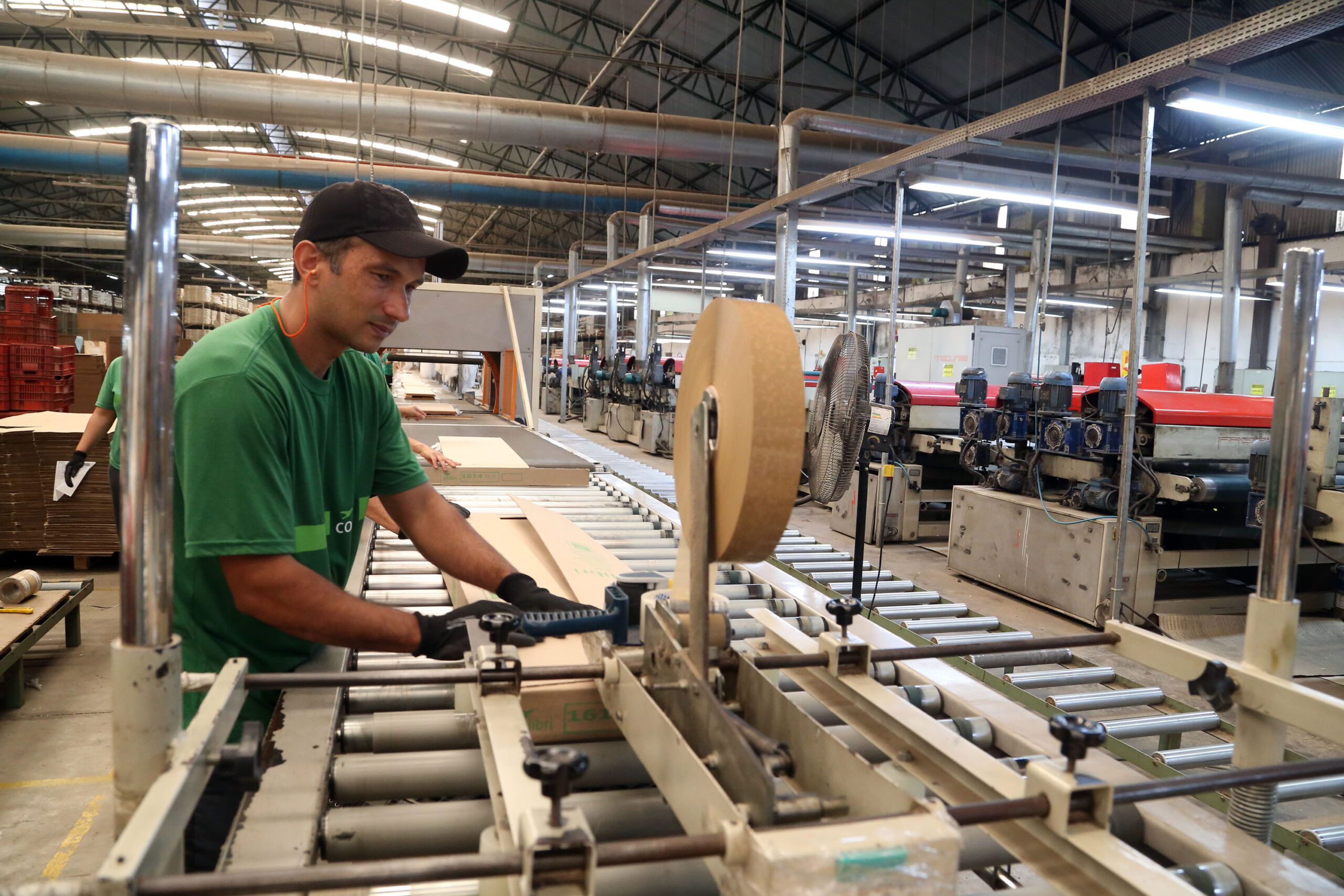 Comércio e indústria lideram vagas no Paraná; Ponta Grossa soma 329 oportunidades