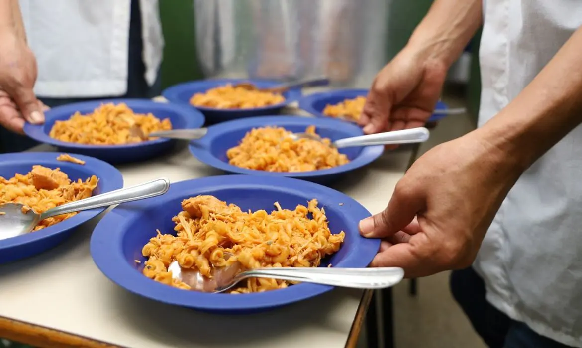 Merenda escolar: vereadores apontam desorganização e falta de alimentos; Prefeitura nega desabastecimento