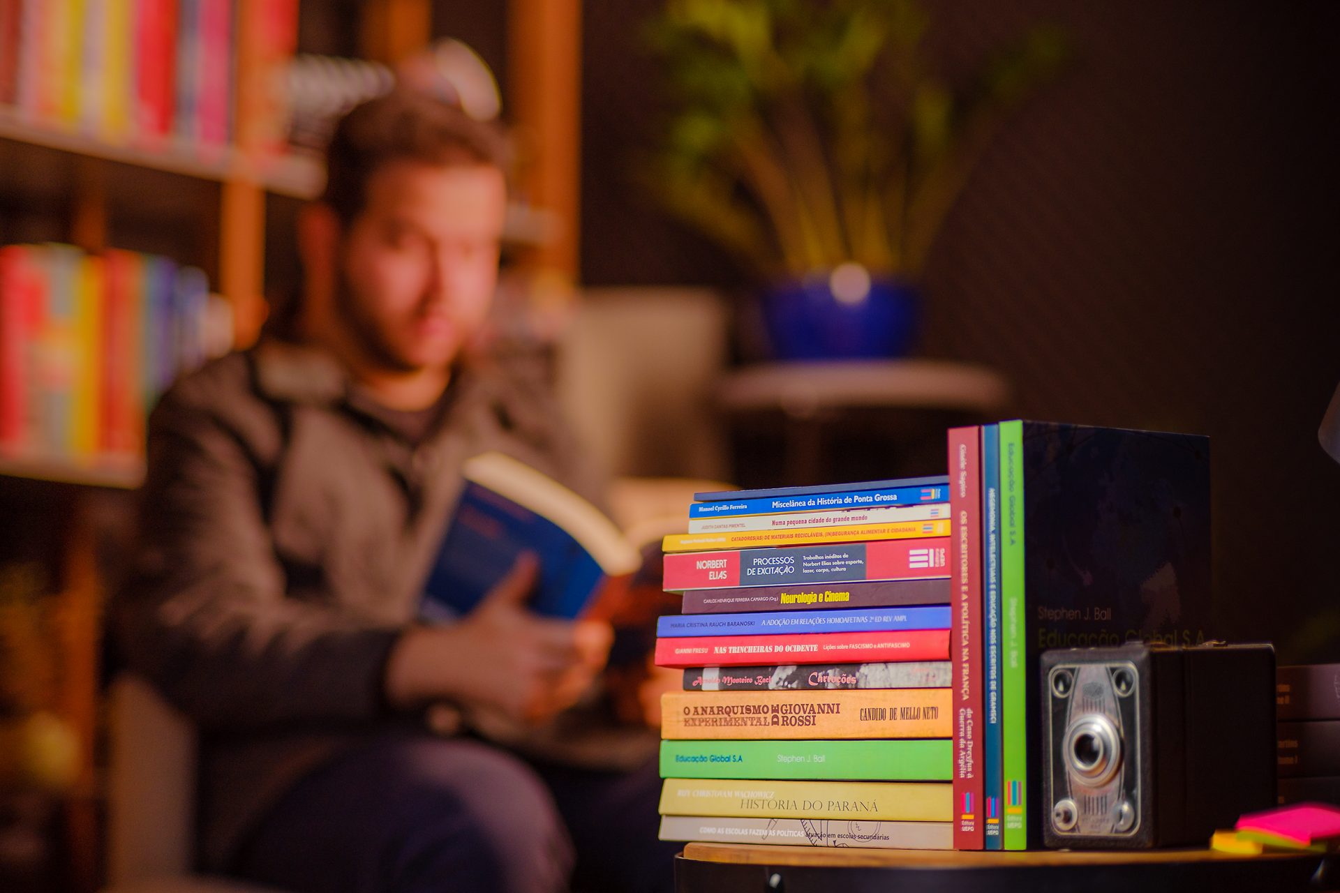 Editora UEPG abre editais para publicação e indicação de traduções de livros