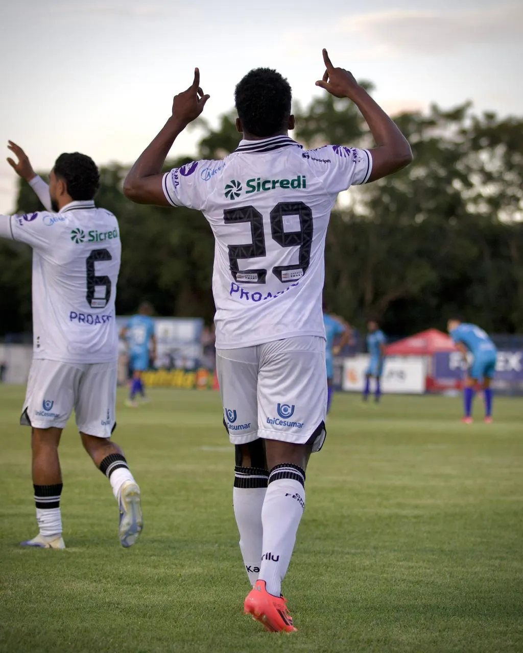 Operário vence Azuriz e confirma vaga para semifinal do Paranaense