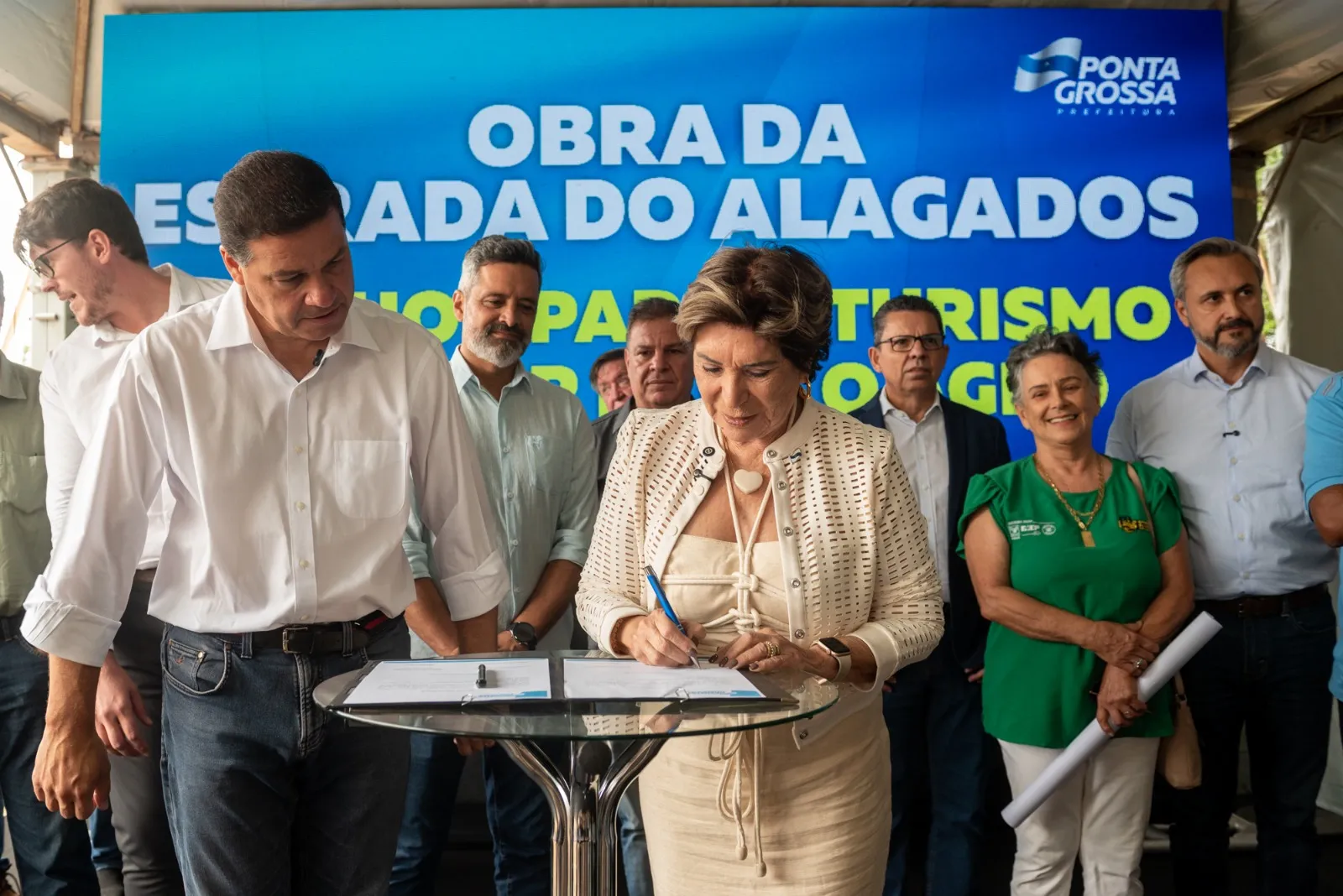 Elizabeth assina retomada de pavimentação na Estrada dos Alagados