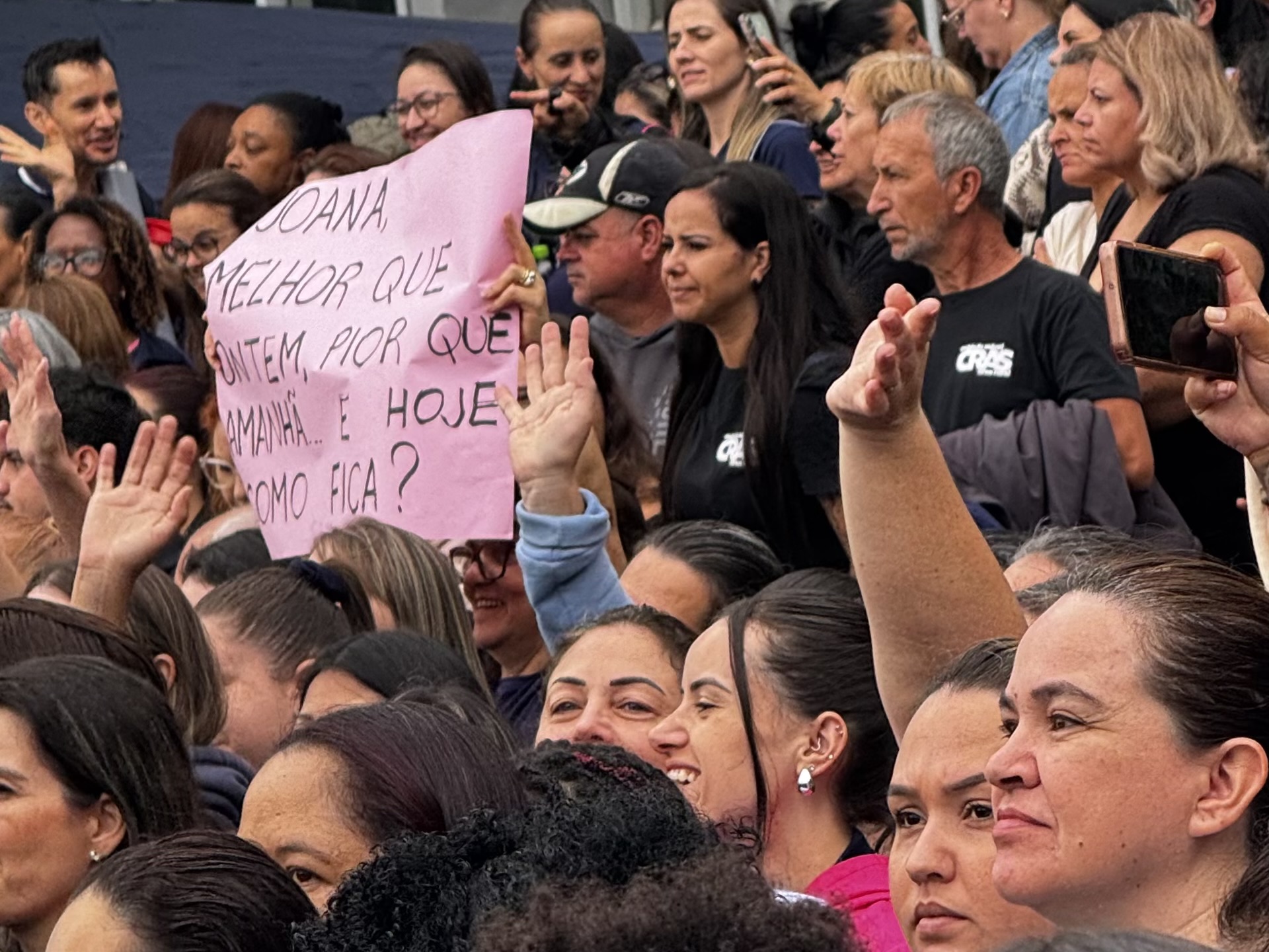 Servidores da Educação pedem saída da secretária Joana D'Arc em manifestação