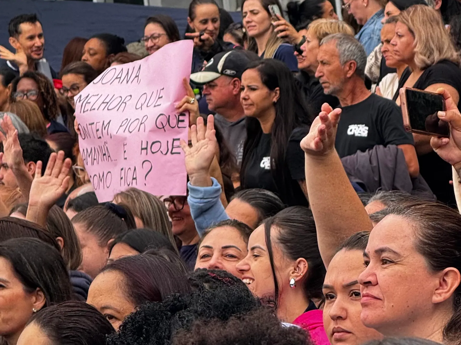 Servidores da Educação pedem saída da secretária Joana D'Arc em manifestação